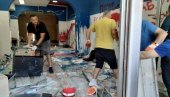 ORI SE PESMA U NOVOM SADU: Građani počeli sa čišćenjem uništenih prostorija stranke - prkosno pevaju dok čiste (FOTO)