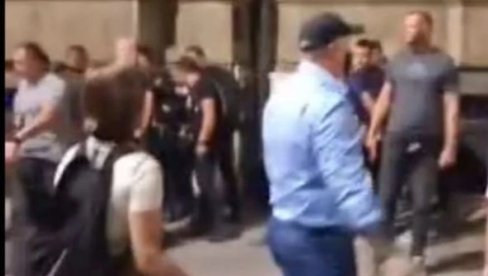 SNIMCI OTKRILI ISTINU: Devojka brutalno napala policiju, nije bilo nasilja nad njom u zgradi Vlade (VIDEO) SNIMCI OTKRILI ISTINU: Devojka brutalno napala policiju, nije bilo nasilja nad njom u zgradi Vlade (VIDEO)