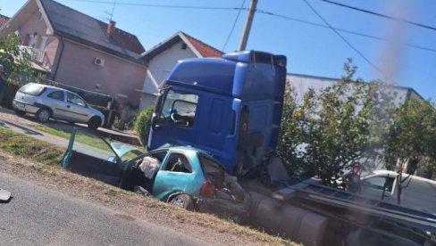 AUTOMOBIL POTPUNO SMRSKAN: Jezive slike sa mesta gde su stradala dvojica tinejdžera (FOTO)