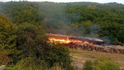 POŽAR GUTA HALE: Vatrogasci se bore sa vatrenom stihijom kod Kuršumlije