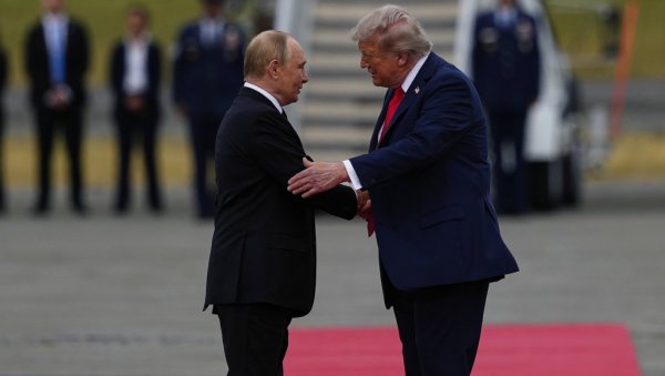 ЗАПАДНИ МЕДИЈИ: Говор тела Путина и Трампа био је „далеко од хладног“ ЗАПАДНИ МЕДИЈИ: Говор тела Путина и Трампа био је „далеко од хладног“