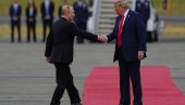 КАКАВ ДОЧЕК ЗА ПУТИНА: Трамп руског председника дочекао на црвеном тепиху (ВИДЕО)