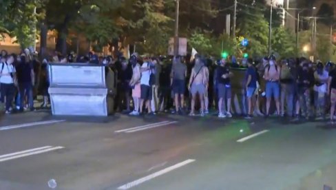 БЛОКАДЕРИ СИЛЕЏИЈЕ БАЦИЛИ ПИРОТЕХНИЧКА СРЕДСТВА НА ПОЛИЦИЈУ У КНЕЗА МИЛОША