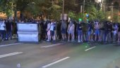 BLOKADERI BRUTALNO NAPALI POLICIJU U KNEZA MILOŠA: Fašisti blokaderi bacili topovske udare i pirotehnička sredstva