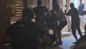 БЛОКАДЕРИ УСТАШЕ ШУТИРАЈУ КАМЕРМАНА ИНФОРМЕРА ДОК ЛЕЖИ НА ЗЕМЉИ: Ужасан снимак - ово су праве звери (ВИДЕО) БЛОКАДЕРИ УСТАШЕ ШУТИРАЈУ КАМЕРМАНА ИНФОРМЕРА ДОК ЛЕЖИ НА ЗЕМЉИ: Ужасан снимак - ово су праве звери (ВИДЕО)