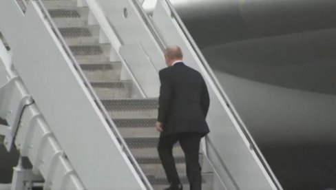 ПУТИН СЕ УКРЦАО НА АВИОН: Отишао са Аљаске (ВИДЕО) ПУТИН СЕ УКРЦАО НА АВИОН: Отишао са Аљаске (ВИДЕО)