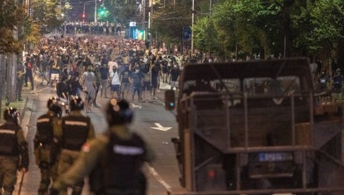 БОЛЕСТ БЛОКАДЕРА! Траже смрт за све полицајце, зато што су извршили проверу комбија који иде са блокадерима из Новог Пазара!