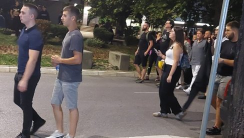 СТАО КРАЈ ТЕРОРИСТА: Насилник Бјелогрлић тукао Гагу Антонијевића, а сада шета са силеџијама СТАО КРАЈ ТЕРОРИСТА: Насилник Бјелогрлић тукао Гагу Антонијевића, а сада шета са силеџијама