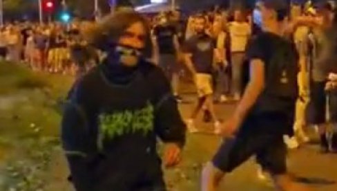 БЛОКАДЕРИ ПОНОВО СПРЕМАЈУ ХАОС: Терористи се и вечерас окупљају да дивљају БЛОКАДЕРИ ПОНОВО СПРЕМАЈУ ХАОС: Терористи се и вечерас окупљају да дивљају