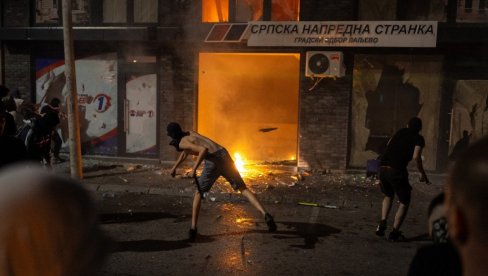 НАСТАВЉАЈУ СЕ СЦЕНЕ ЈЕЗИВОГ НАСИЉА: Блокадери до сада спаљивали просторије, да ли ће од вечерас почети да спаљују људе?