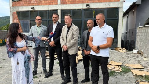 ПРЕДСТАВНИЦИ СРПСКЕ ЛИСТЕ ОБИШЛИ ИЗГОРЕЛУ ШТАМПАРИЈУ Перовић: Неће ме уплашити, идемо до победе ПРЕДСТАВНИЦИ СРПСКЕ ЛИСТЕ ОБИШЛИ ИЗГОРЕЛУ ШТАМПАРИЈУ Перовић: Неће ме уплашити, идемо до победе