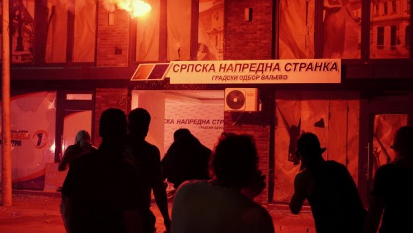 НАСИЉЕ ПО ИСТОМ СЦЕНАРИЈУ: Србија на мети Мајданског модела НАСИЉЕ ПО ИСТОМ СЦЕНАРИЈУ: Србија на мети Мајданског модела