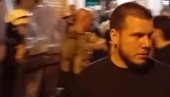 KAKVA SRAMOTA! Blokader terorista šutirao komandanta policije u Beogradu - sud ga pustio! (FOTO) KAKVA SRAMOTA! Blokader terorista šutirao komandanta policije u Beogradu - sud ga pustio! (FOTO)