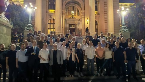 BRANIĆEMO SRBIJU OD SVAKOG ZLA KOJE JOJ PRETI Ministarka Mesarović provela veče sa građanima ispred Skupštine (FOTO)