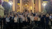 БРАНИЋЕМО СРБИЈУ ОД СВАКОГ ЗЛА КОЈЕ ЈОЈ ПРЕТИ Министарка Месаровић провела вече са грађанима испред Скупштине (ФОТО)