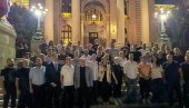 МИНИСТРИ СА НАРОДОМ ИСПРЕД СКУПШТИНЕ: Мали, Селаковић, Месаровић и остали подржавају студенте који хоће да уче