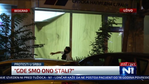 БЛОКАДНИ ТЕРОРИСТИ РАЗБИЛИ ПРОСТОРИЈЕ СНС НА ПАЛИЛУЛИ: Каменују, спаљују и уништавају све сто им се нађе на путу (ВИДЕО)