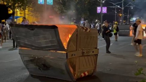 ČIST FAŠIZAM! Bacaju kamenje, topovske udare, razbijaju, pale - razbijaju prostorije SNS, napadnuta i policija