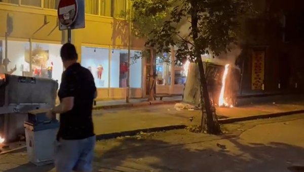 ЧИСТ ФАШИЗАМ! Бацају камење, топовске ударе, разбијају, пале - разбијају просторије СНС, нападнута и полиција