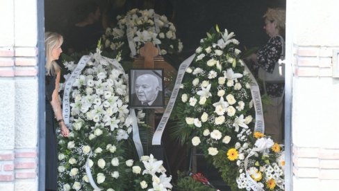 SAHRANJEN LEGENDARNI DEN TANA: Na večni počinak ispraćen uz hor - ogroman broj velikana mu odao poslednju počast! SAHRANJEN LEGENDARNI DEN TANA: Na večni počinak ispraćen uz hor - ogroman broj velikana mu odao poslednju počast!