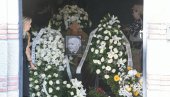 SAHRANJEN LEGENDARNI DEN TANA: Na večni počinak ispraćen uz hor - ogroman broj velikana mu odao poslednju počast! SAHRANJEN LEGENDARNI DEN TANA: Na večni počinak ispraćen uz hor - ogroman broj velikana mu odao poslednju počast!