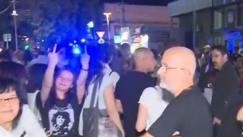 PROSTAKLUK BLOKADERA TERORISTA U ZAJEČARU: Vređali najstrašnije, a onda pokazivali srednji prst