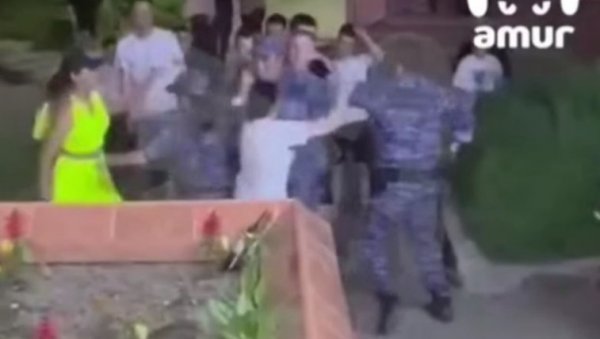 ТАКО ТО РАДЕ БРАЋА РУСИ: Нема мекано са онима који се дрзну да нападну полицију