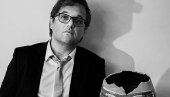 ДВА ГЛАСА У ЊЕГОВОЈ ГЛАВИ СЕ НАДМЕЋУ: Срђан Ковачевић - Одисеј из Новог Сада и Халк са Алиекспреса ДВА ГЛАСА У ЊЕГОВОЈ ГЛАВИ СЕ НАДМЕЋУ: Срђан Ковачевић - Одисеј из Новог Сада и Халк са Алиекспреса