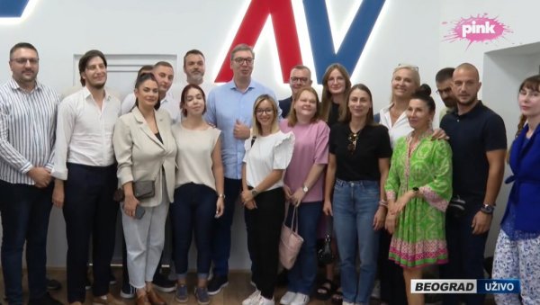 У НЕДЕЉУ ПРЕДСТАВЉАМО НАЈБОЉЕ МЕРЕ ЗА НАРОД, БИЋЕ ЧУДЕСНО! Вучић из просторија СНС на Палилули: Баш сам задовољан, бићете изненађени