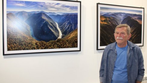 DRONOM HVATA PRAVI TRENUTAK: U Gradskoj galeriji u Valjevu priređena izložba Nove vizure majstora fotografije Miroslava Jeremića DRONOM HVATA PRAVI TRENUTAK: U Gradskoj galeriji u Valjevu priređena izložba Nove vizure majstora fotografije Miroslava Jeremića