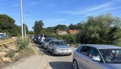 И ВЛАДИМИРЦИ КРЕНУЛИ НА СКУП ПРОТИВ БЛОКАДА: Колоне аутомобила и српске заставе (ФОТО)