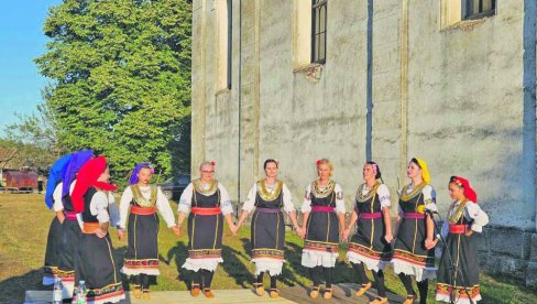 RUJEVAC NA BANIJI OŽIVI U DANIMA OKO SEOSKE SLAVE: Na sabor za Preobraženje dođemo da ugrejemo srca (FOTO) RUJEVAC NA BANIJI OŽIVI U DANIMA OKO SEOSKE SLAVE: Na sabor za Preobraženje dođemo da ugrejemo srca (FOTO)