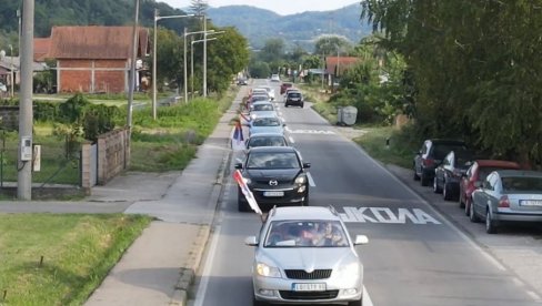 MALI ZVORNIK KRENUO NA SKUP PROTIV BLOKADA: Vijore se srpske trobojke u velikoj koloni vozila (FOTO/VIDEO))