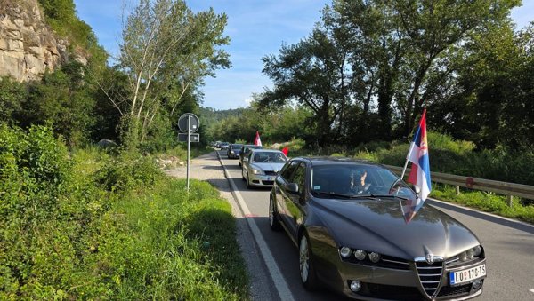 ЉУБОВИЈА ЈЕ КРЕНУЛА НА СКУП ПРОТИВ БЛОКАДА: Вијоре се заставе у колонама аутомобила (ФОТО)