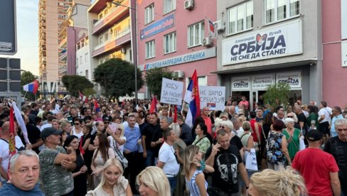 ŽIVE U MEHURU SOPSTVENIH LAŽI Vučić: Na skupovima protiv blokada 168.000 ljudi, a u najboljem danu blokadera bilo 7.800 ŽIVE U MEHURU SOPSTVENIH LAŽI Vučić: Na skupovima protiv blokada 168.000 ljudi, a u najboljem danu blokadera bilo 7.800