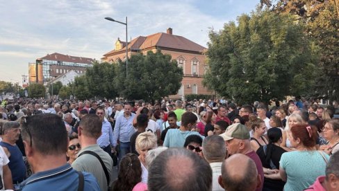 ZRENJANINCI PROTIV BLOKADA: Veliki broj građana okupio se u ovo gradu