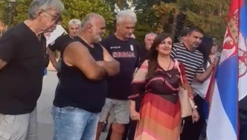 SREMSKI KARLOVCI PODRŽALI SKUP PROTIV BLOKADA: Veliki broj ljudi izašao na ulice (VIDEO)