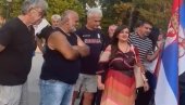 SREMSKI KARLOVCI PODRŽALI SKUP PROTIV BLOKADA: Veliki broj ljudi izašao na ulice (VIDEO) SREMSKI KARLOVCI PODRŽALI SKUP PROTIV BLOKADA: Veliki broj ljudi izašao na ulice (VIDEO)