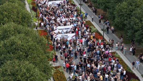 МОЋНЕ СЛИКЕ ИЗ СОМБОРА: Грађани устали против блокада и послали јасне поруке (ФОТО)