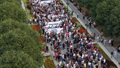 МОЋНЕ СЛИКЕ ИЗ СОМБОРА: Грађани устали против блокада и послали јасне поруке (ФОТО)