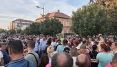 СКУП ПРОТИВ БЛОКАДА: Зрењанин жели мир (ВИДЕО) СКУП ПРОТИВ БЛОКАДА: Зрењанин жели мир (ВИДЕО)
