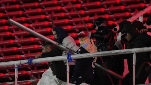 TUČA NAVIJAČA ODNELA BAR TRI ŽIVOTA! Jezive scene obišle ceo svet, divljaštvo kakvo se ne pamti zgrozilo planetu (UZNEMIRUJUĆI FOTO/VIDEO) TUČA NAVIJAČA ODNELA BAR TRI ŽIVOTA! Jezive scene obišle ceo svet, divljaštvo kakvo se ne pamti zgrozilo planetu (UZNEMIRUJUĆI FOTO/VIDEO)