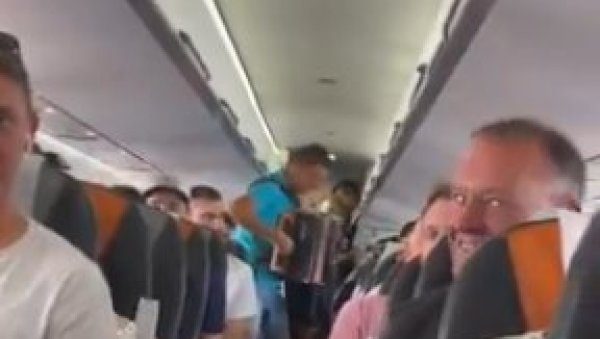 ХАРМОНИКА У АВИОНУ ЗА ЛУКУ ДОНЧИЋА! Одушевљење због сцене током лета из Љубљане за Београд (ВИДЕО)