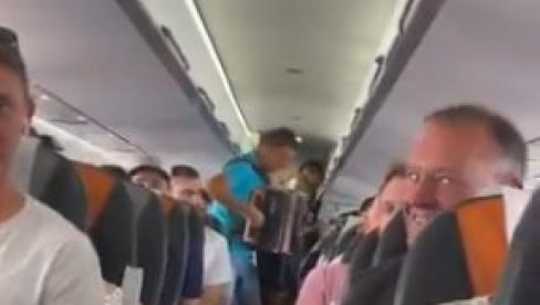 ХАРМОНИКА У АВИОНУ ЗА ЛУКУ ДОНЧИЋА! Одушевљење због сцене током лета из Љубљане за Београд (ВИДЕО) ХАРМОНИКА У АВИОНУ ЗА ЛУКУ ДОНЧИЋА! Одушевљење због сцене током лета из Љубљане за Београд (ВИДЕО)