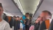 ХАРМОНИКА У АВИОНУ ЗА ЛУКУ ДОНЧИЋА! Одушевљење због сцене током лета из Љубљане за Београд (ВИДЕО)