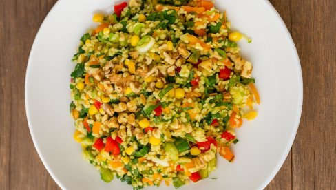 SALATA OD KINOE SA POVRĆEM, ORASIMA I SVEŽIM BILJEM-Recept za svežu letnju salatu SALATA OD KINOE SA POVRĆEM, ORASIMA I SVEŽIM BILJEM-Recept za svežu letnju salatu