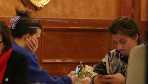 GLUMICA USVOJILA DETE U 22. GODINI: Mili stigla ćerkica, muž joj je sin jednog od najpopularnijih pevača u istoriji (FOTO) GLUMICA USVOJILA DETE U 22. GODINI: Mili stigla ćerkica, muž joj je sin jednog od najpopularnijih pevača u istoriji (FOTO)