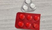БЛОКАДЕРИ ИЗ НОВОГ ПАЗАРА ПАЛИ НА ГРАНИЦИ: Пронађена им дрога - Један био под снажним дејством амфетамина (ФОТО) БЛОКАДЕРИ ИЗ НОВОГ ПАЗАРА ПАЛИ НА ГРАНИЦИ: Пронађена им дрога - Један био под снажним дејством амфетамина (ФОТО)