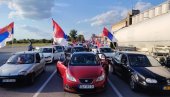 GRAĐANI PROTIV BLOKADA: Vijore se trobojke - narod ustao za normalan život (VIDEO)
