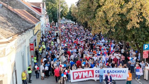 GRAĐANI PROTIV BLOKADA: Vijorile se trobojke - narod ustao za normalan život (VIDEO) GRAĐANI PROTIV BLOKADA: Vijorile se trobojke - narod ustao za normalan život (VIDEO)